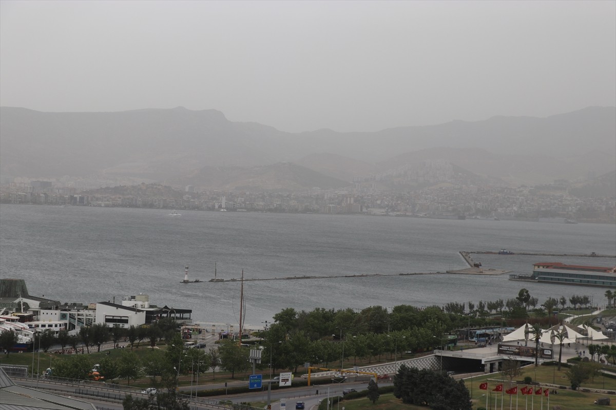İzmir'de toz taşınımı hayatı olumsuz etkiledi. Toz taşınımı nedeniyle hava kalitesi ve görüş...