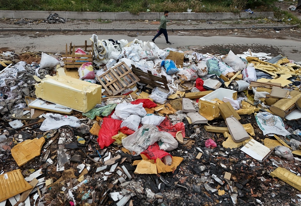 İzmir'in Buca ilçesinde, mobilyacı esnafın yoğunlaştığı mahallede oluşan atık yığını, esnafın...
