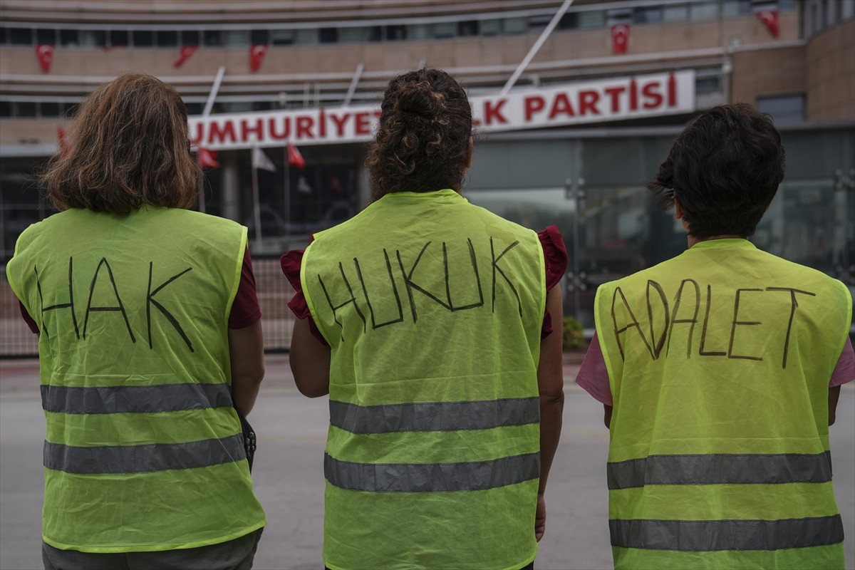 İzmir'in Çiğli Belediyesinden çıkartılan işçiler, Cumhuriyet Halk Partisi (CHP) Genel Merkezi...