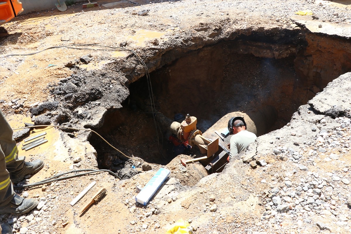 İzmir'in Konak ilçesinde sokakta ana su borusunun patlaması nedeniyle çok sayıda araç, ev ve iş...