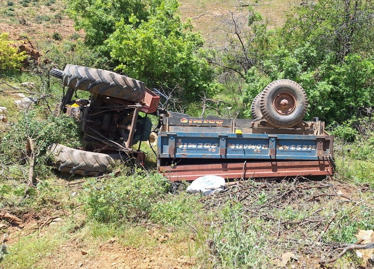 İzmir'in Ödemiş ilçesinde, devrilen traktörün altında kalan sürücü hayatını kaybetti.