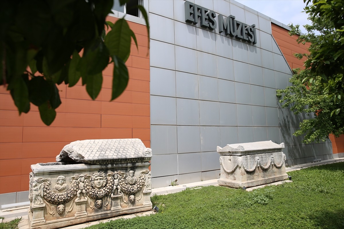 İzmir'in Selçuk ilçesinde yer alan Efes Müzesi, bünyesinde bulunan yaklaşık 4 bin eserle...