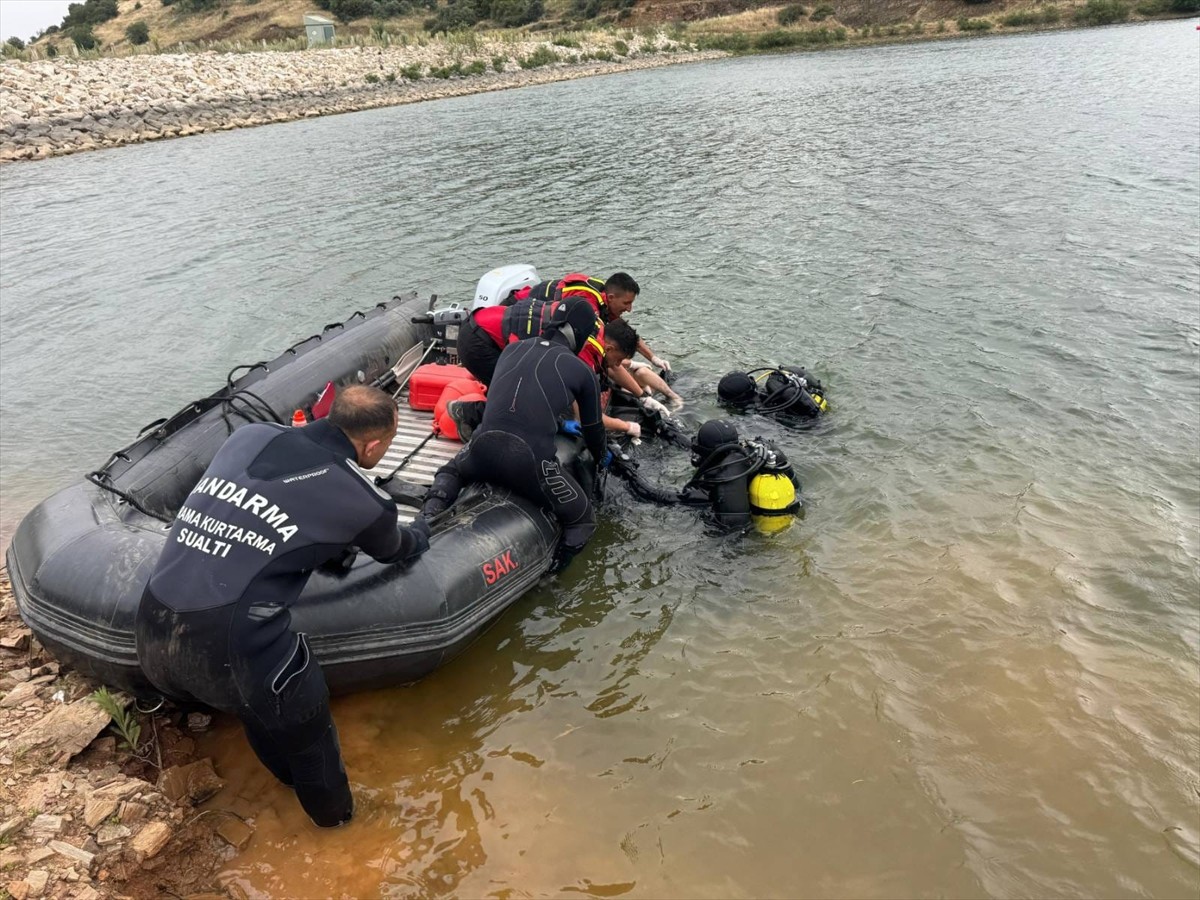 İzmir'in Tire ilçesinde, haber alınamayan kişinin cesedi gölette bulundu. Bölgeye gelen jandarma...