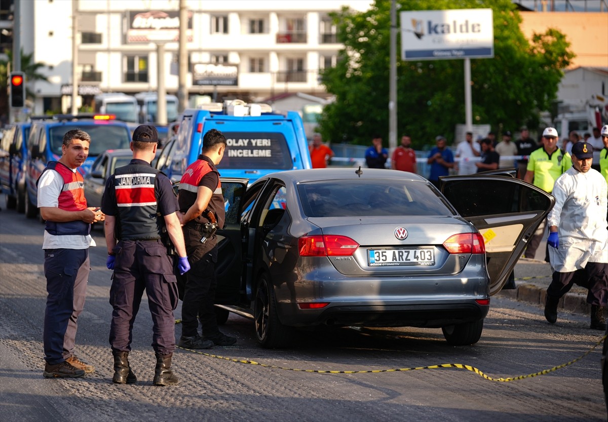 İzmir'in Torbalı ilçesinde seyir halindeki otomobile düzenlenen silahlı saldırıda 3 kişi hayatını...