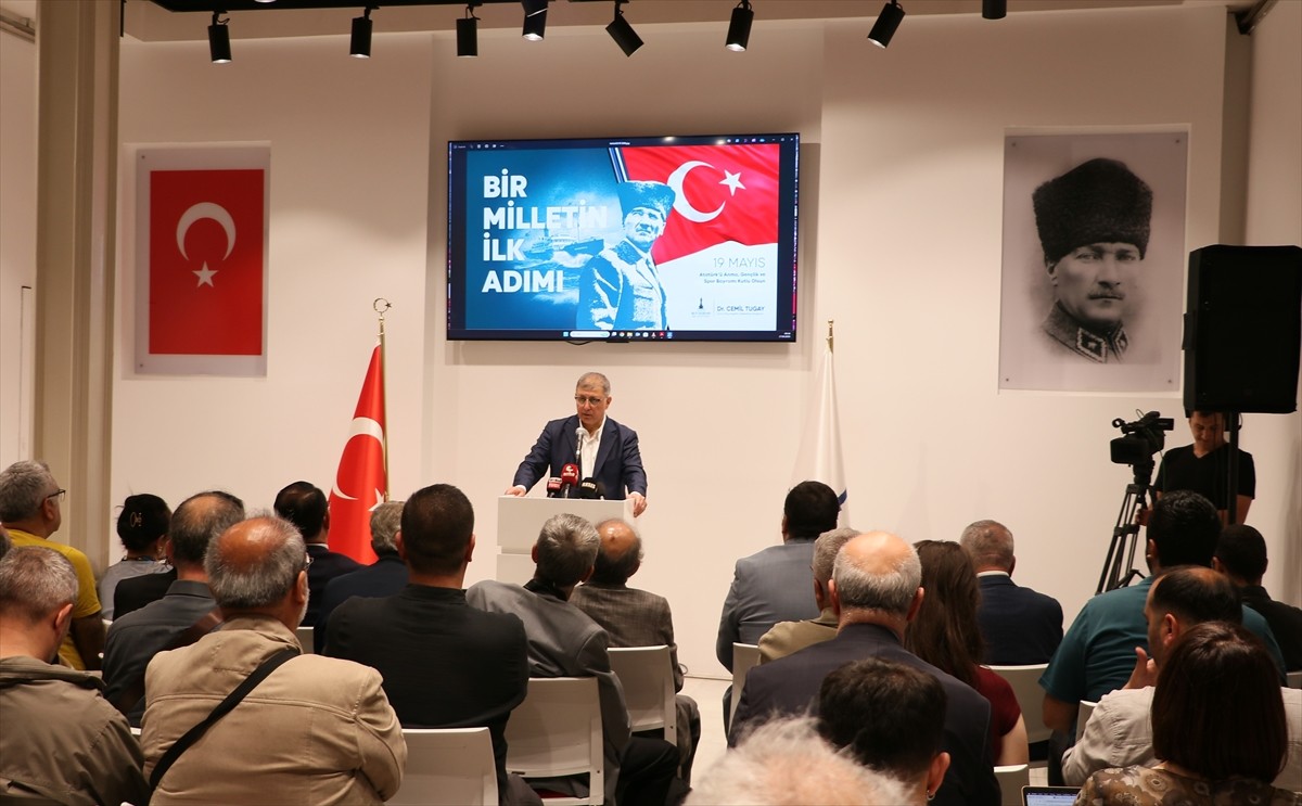 İzmir Büyükşehir Belediye Başkanı Cemil Tugay, Egemenlik Evi Çetin Emeç Basın Salonu'nda...