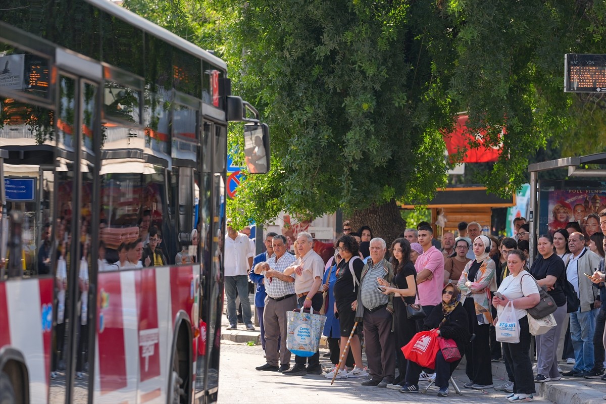 İzmir Büyükşehir Belediyesine bağlı iştiraklerde çalışan işçilerin başlattığı grevin sürmesi...