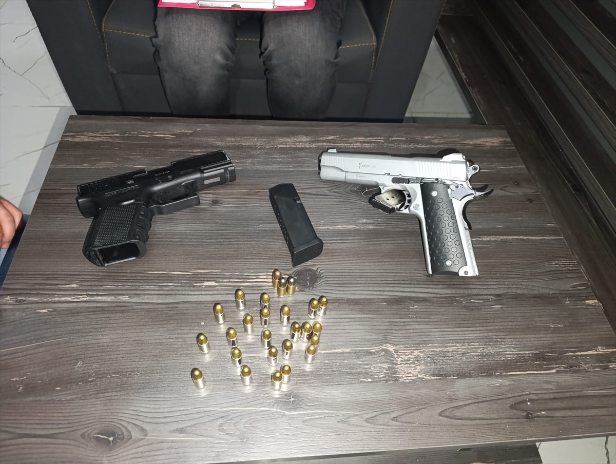  İzmir’in Bayraklı ilçesinde, ağabeyine ait iş yerini kurşunladığı iddiasıyla gözaltına alınan...