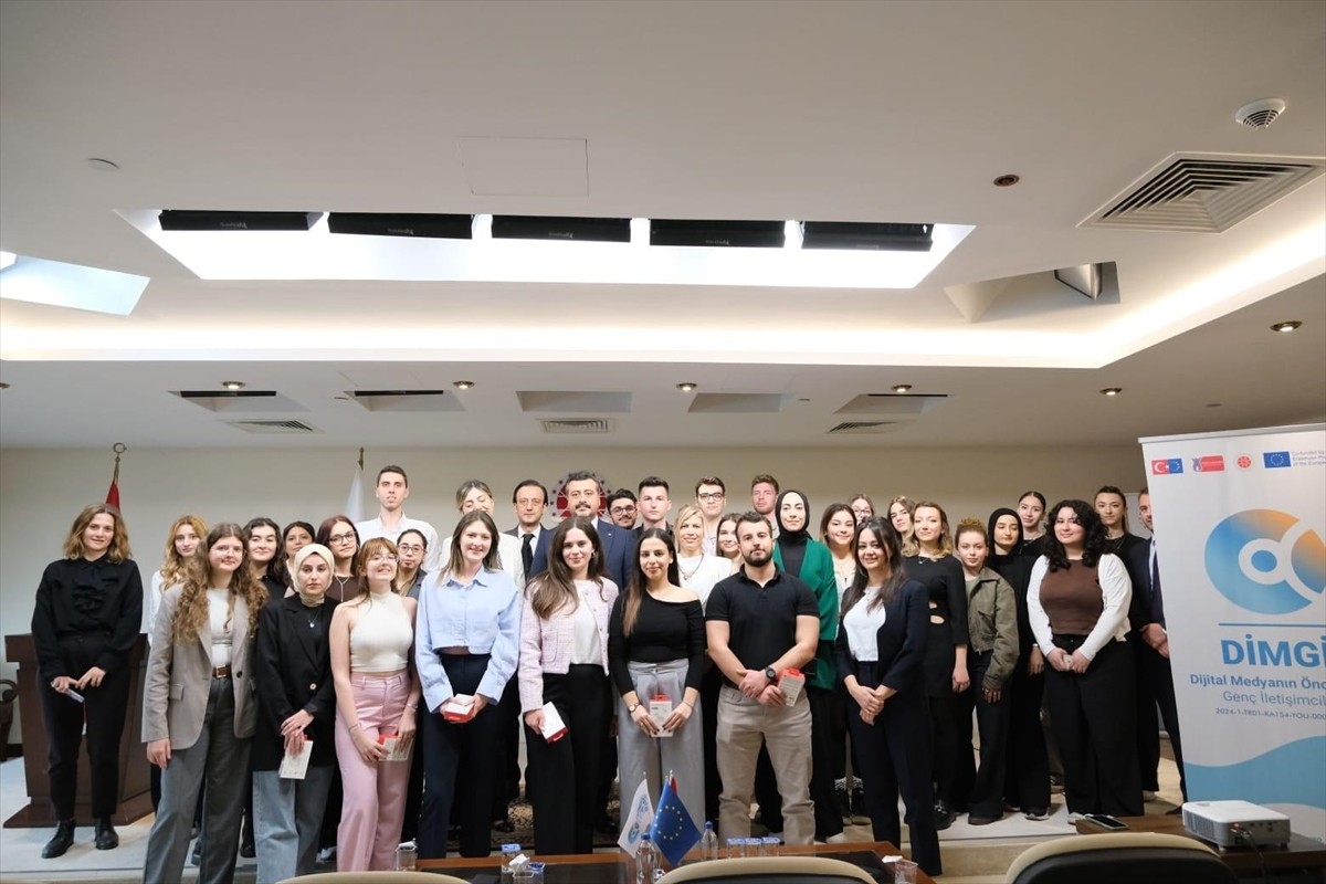 İzmir ve Manisa'da öğrenim gören iletişim fakültesi öğrencilerine yönelik "Dijital Medyanın...