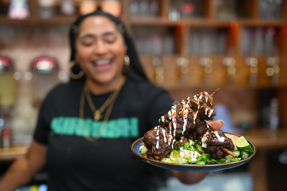 Jamaikalı anne ile Kıbrıs Türkü bir babanın şef kızı Nazlı Ramadan, Londra'daki restoranında...