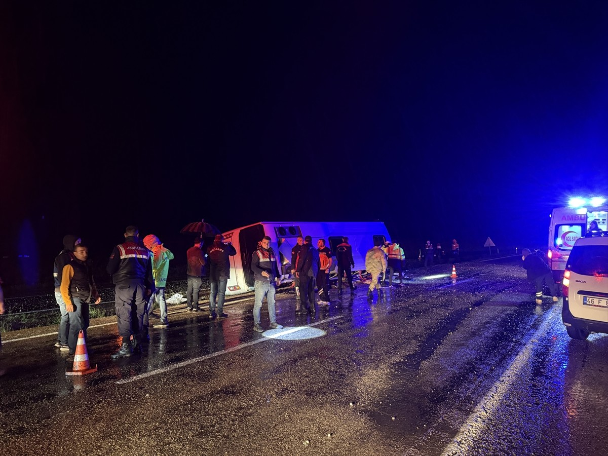 Kahramanmaraş'ın Göksun ilçesinde, sınır dışı edilecek düzensiz göçmenleri taşıyan minibüsün...