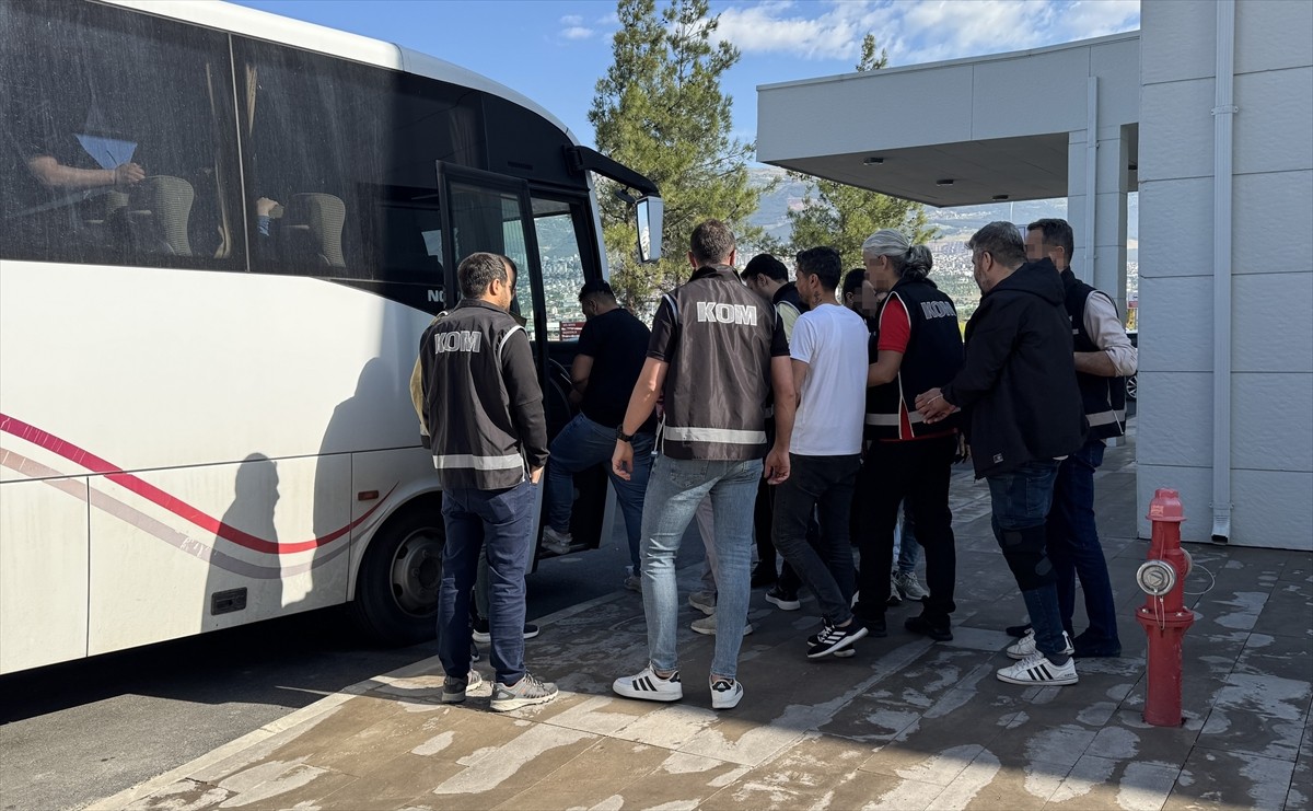 Kahramanmaraş merkezli 3 ilde düzenlenen tefecilik operasyonunda yakalanan 13 kişiden 5'i...