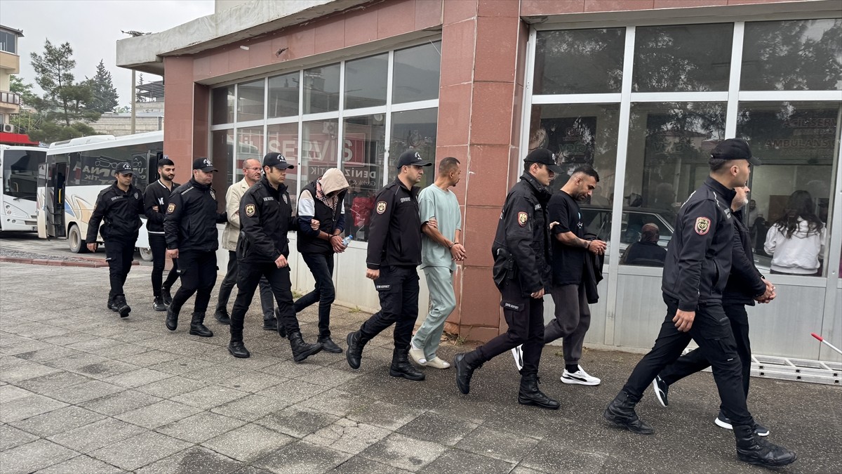 Kahramanmaraş merkezli 4 ilde dolandırıcılık yaptıkları iddiasıyla gözaltına alınan 20 şüpheliden...