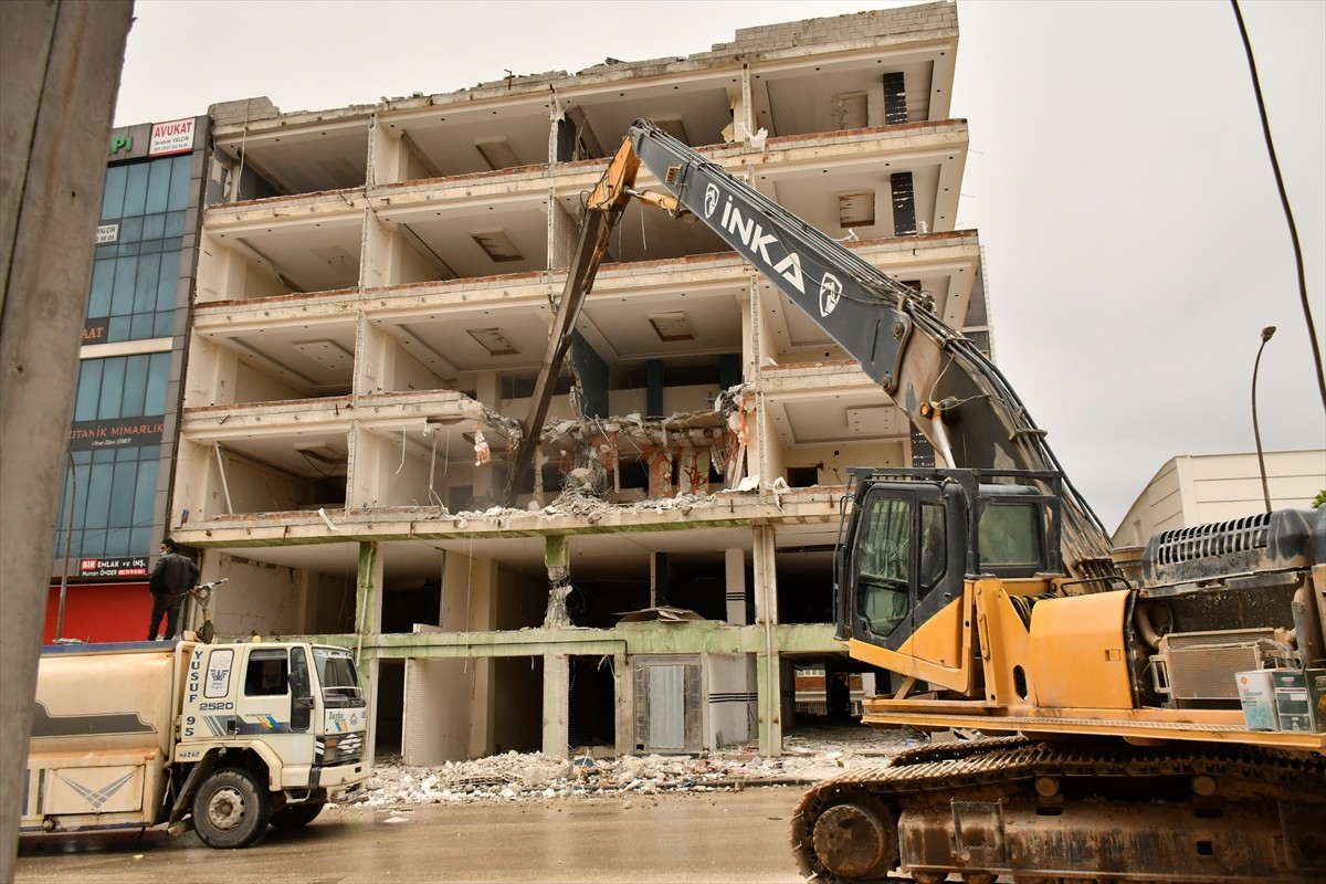 Kahramanmaraş merkezli 6 Şubat 2023'teki depremlerden etkilenen Adıyaman'ın Besni ilçesinde ağır...