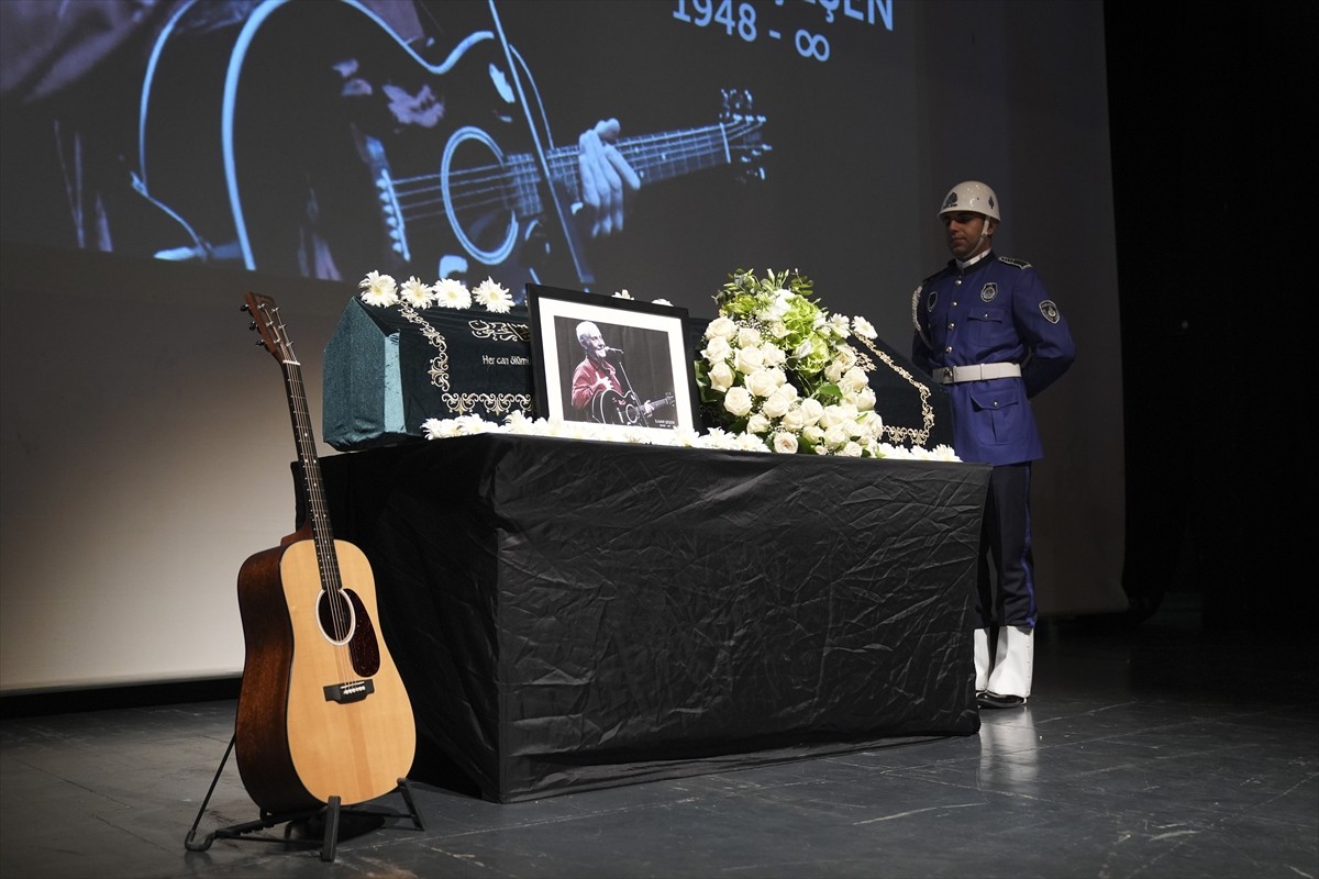 Kanser hastalığı nedeniyle dün tedavi gördüğü hastanede hayatını kaybeden usta sanatçı İlhan Şeşen...