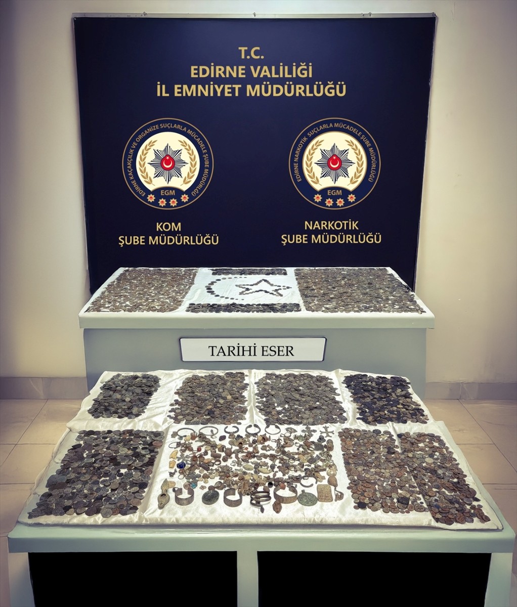 Kapıkule Sınır Kapısı'nda bir tırda tarihi eser niteliğinde olduğu değerlendirilen 12 bin 370...