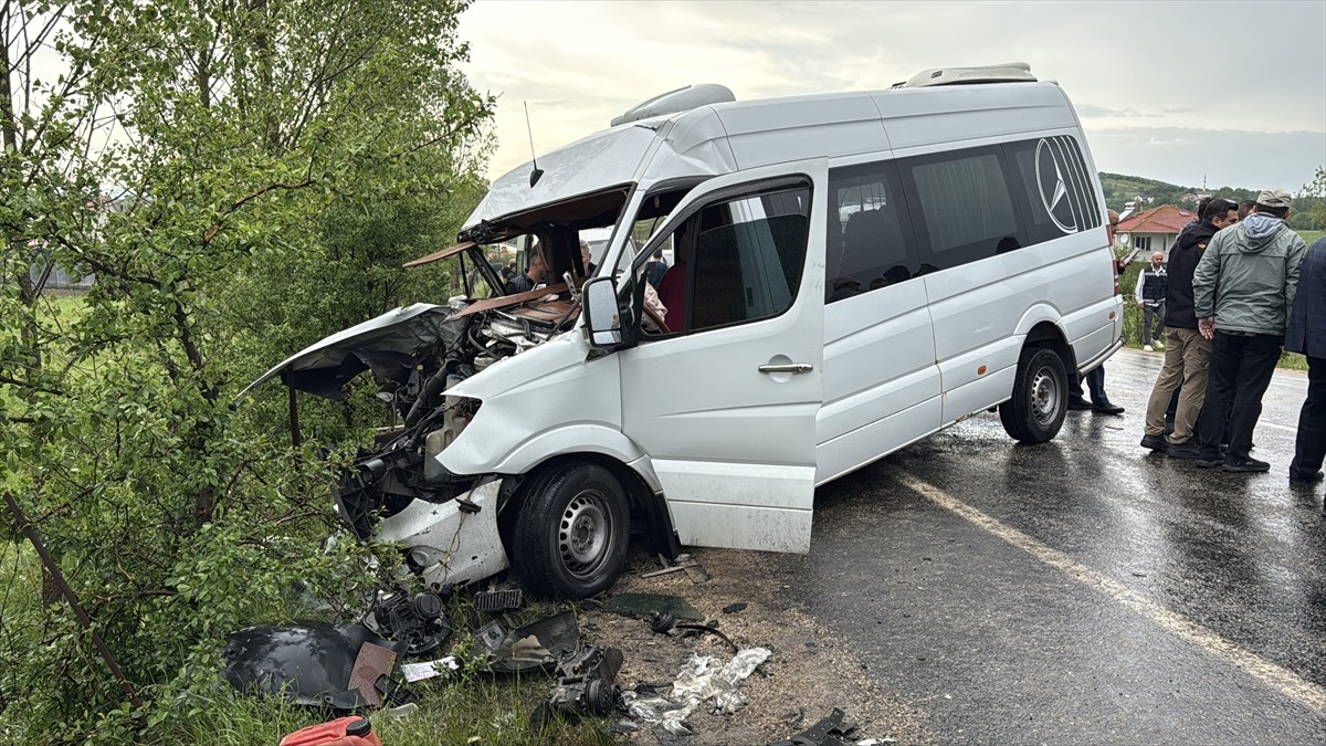 Karabük'ün Eflani ilçesinde 4 aracın karıştığı kazada 9 kişi yaralandı.