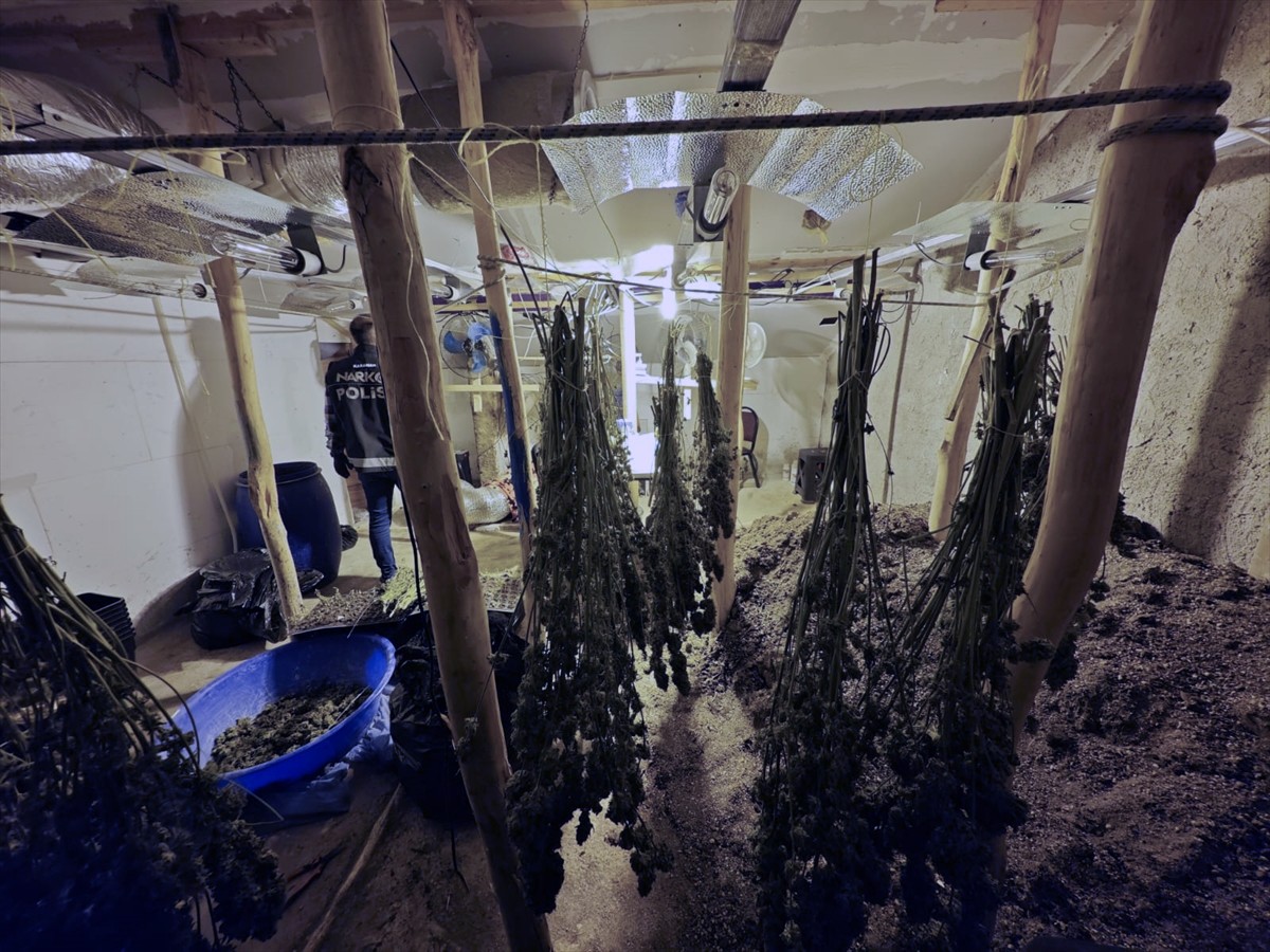 Karaman'da İl Emniyet Müdürlüğü Narkotik Suçlarla Mücadele Şubesi ekipleri, Çeltek Mahallesi'ndeki...