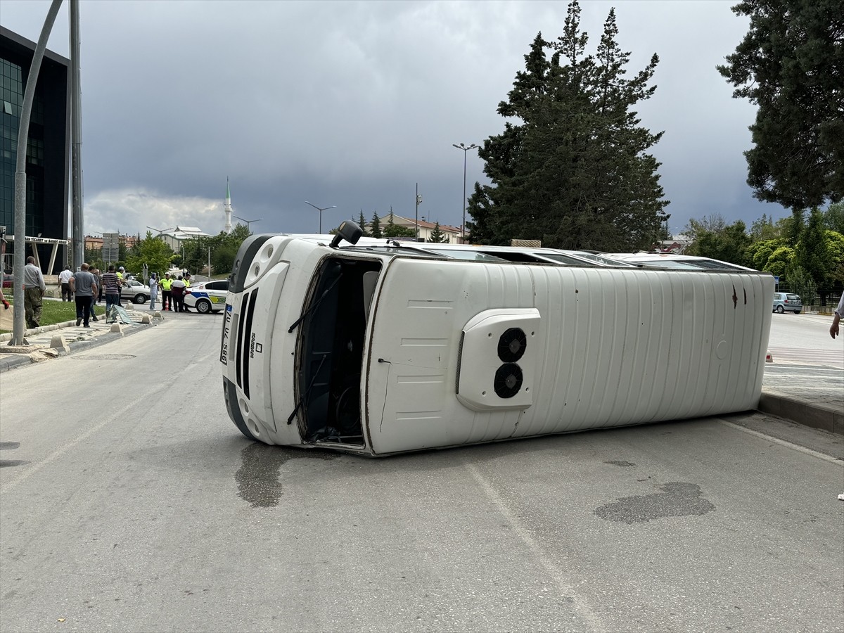 Karaman’da özel eğitim öğrencilerini taşıyan okul servis aracı ile kamyonetin çarpıştığı kazada...