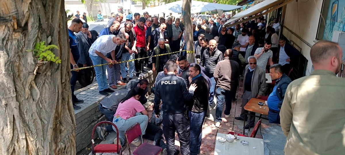 Kars'ın Kağızman ilçesinde çıkan silahlı kavgada 1'i muhtar 4 kişi yaralandı.