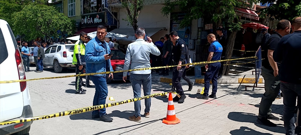 Kars'ın Kağızman ilçesinde çıkan silahlı kavgada 1'i muhtar 4 kişi yaralandı.