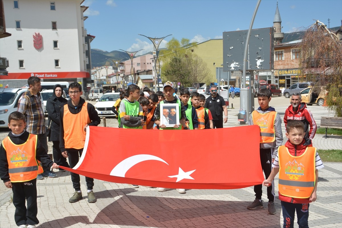 Kars'ın Sarıkamış ilçesinde, Bursa'daki yangında hayatını kaybeden Usta ailesi için anma yürüyüşü...