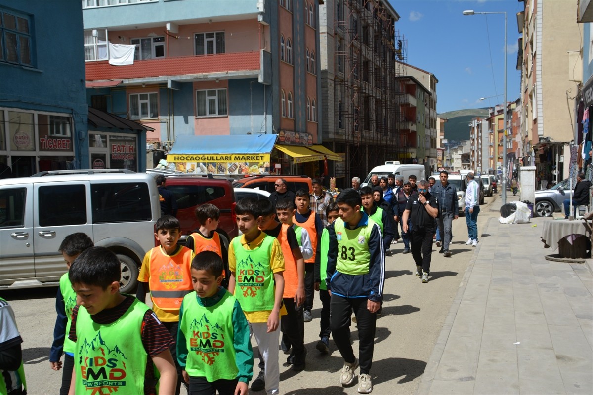Kars'ın Sarıkamış ilçesinde, Bursa'daki yangında hayatını kaybeden Usta ailesi için anma yürüyüşü...