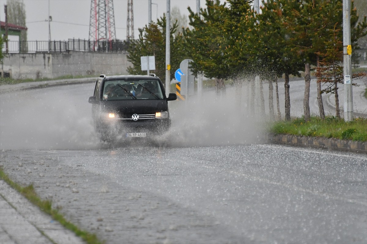 Kars'ın Sarıkamış ilçesinde etkili olan dolu, çevreyi beyaza bürüdü.