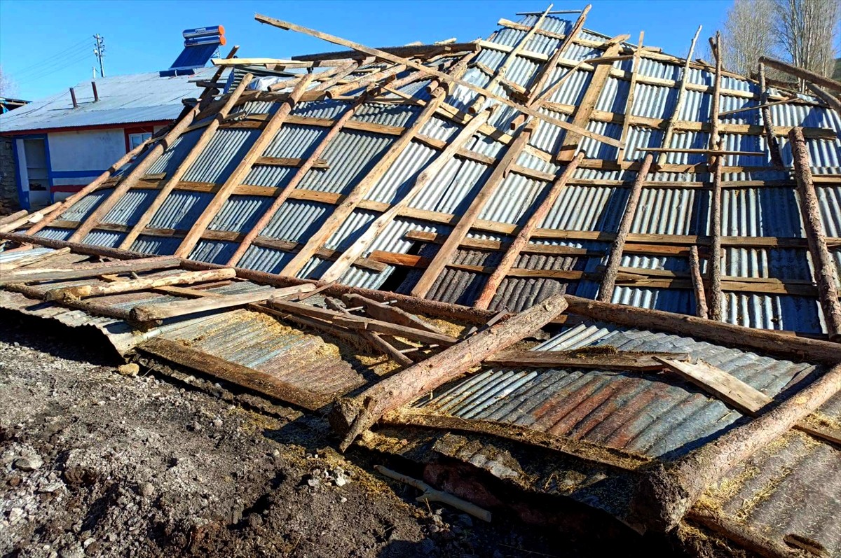 Kars'ın Sarıkamış ilçesinde şiddetli fırtına ve hortum nedeniyle 12 ev ile eklentilerinin çatısı...