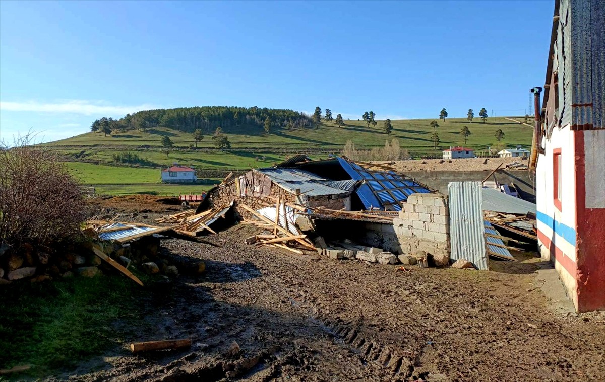 Kars'ın Sarıkamış ilçesinde şiddetli fırtına ve hortum nedeniyle 12 ev ile eklentilerinin çatısı...