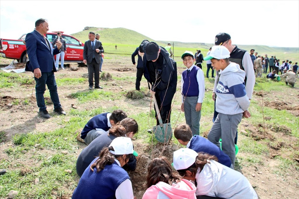 Kars Valiliğinin "Her İlçeye Örnek Meyve Bahçesi Projesi" kapsamında, Digor ilçesinde fidan...