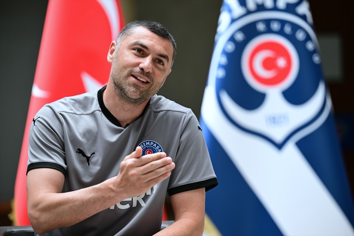 Kasımpaşa Teknik Direktörü Burak Yılmaz, Anadolu Ajansı (AA) muhabirine açıklamalarda...