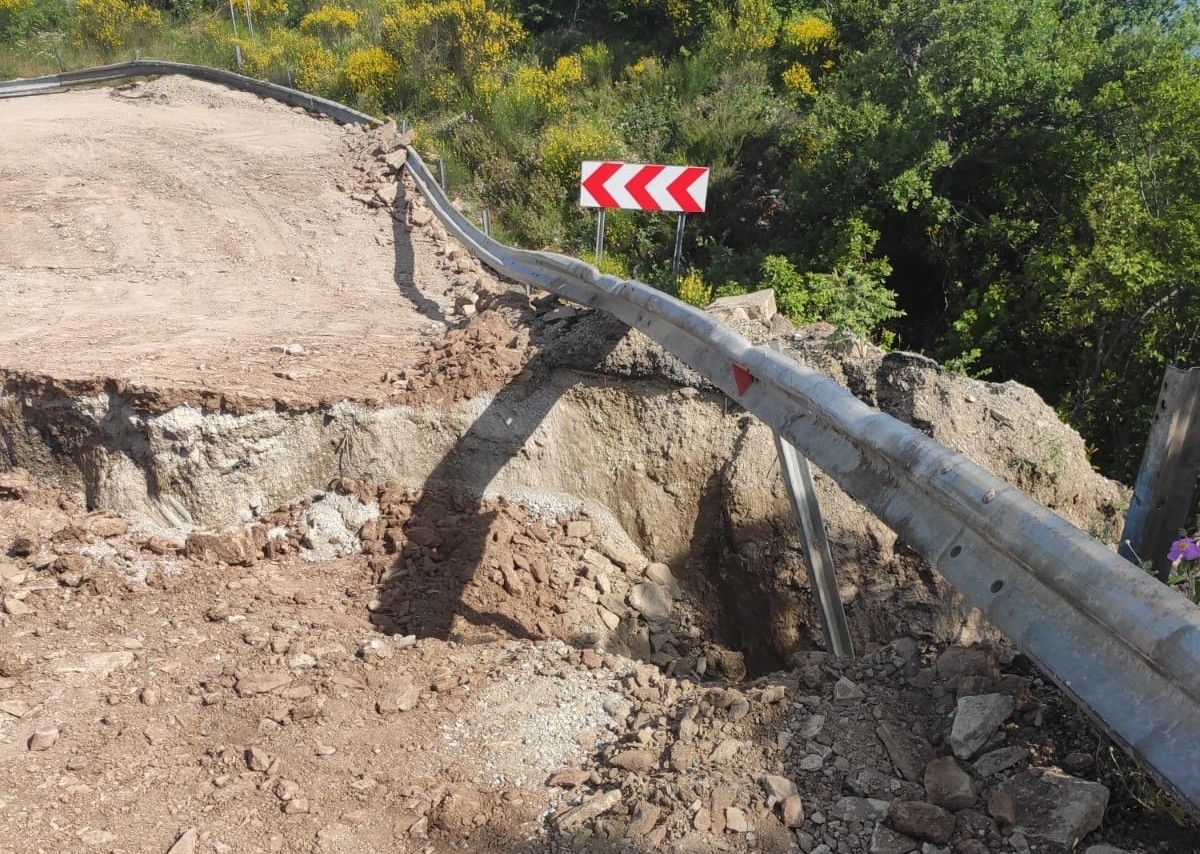Kastamonu'da Cide-İnebolu kara yolu, heyelan nedeniyle ulaşıma kapandı.