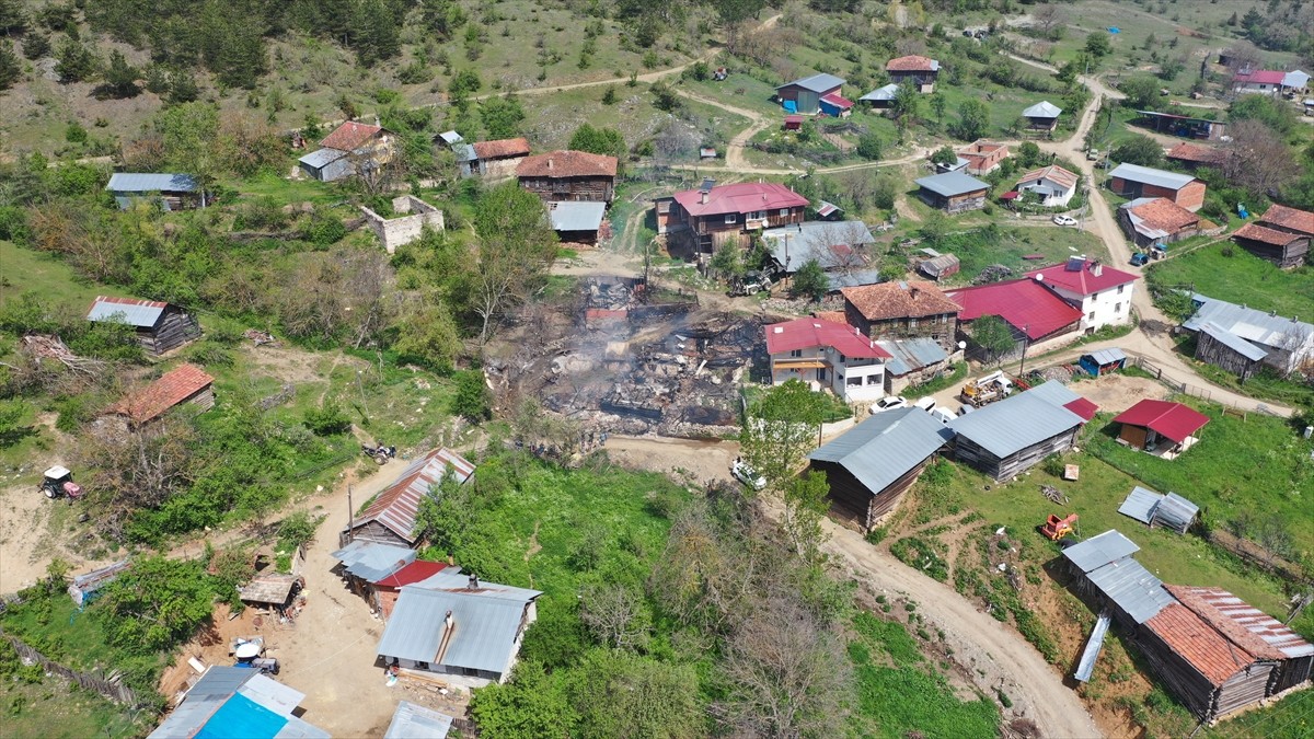Kastamonu'nun Daday ilçesinde bir cami, ev ve ahırın kullanılamaz hale geldiği yangında 1 kişi...