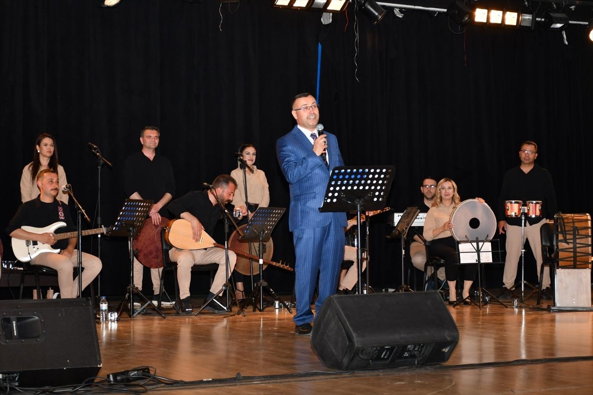Kayseri'de adliye çalışanlarından oluşan "Resen Ritim Topluluğu" konser programı düzenledi....