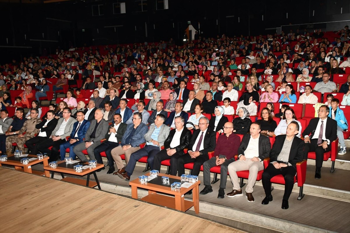 Kayseri'de adliye çalışanlarından oluşan "Resen Ritim Topluluğu" konser programı düzenledi....