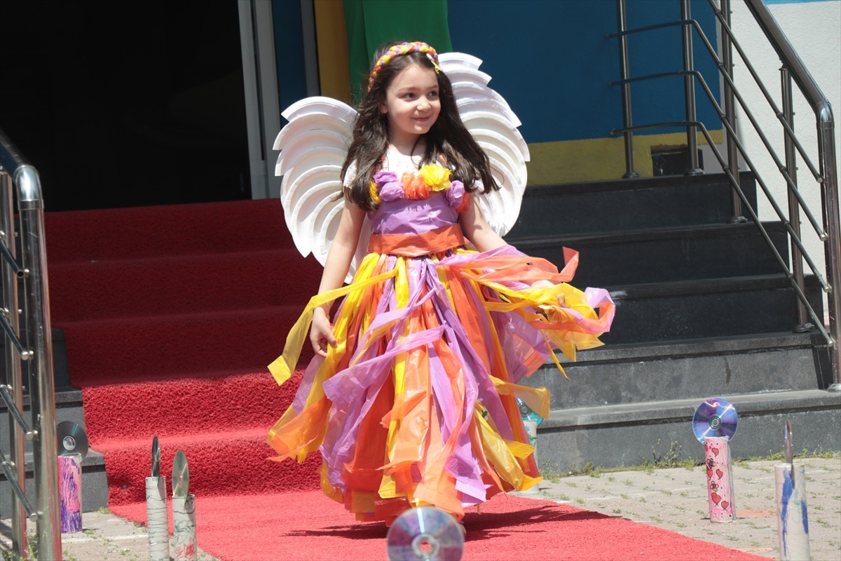 Kayseri'de anaokulu öğrencileri, çeşitli atık malzemelerle yaptıkları kostümleri defilede...