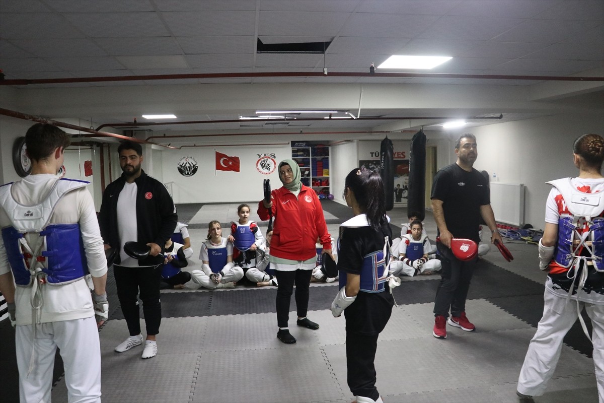 Kayseri'de tekvando branşında çok sayıda madalyaları bulunan 51 yaşındaki Arzu ve Yavuz Sayan...