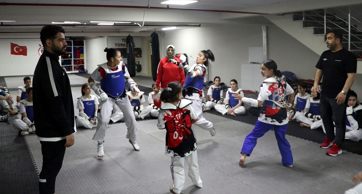 Kayseri'de tekvando branşında çok sayıda madalyaları bulunan 51 yaşındaki Arzu ve Yavuz Sayan...