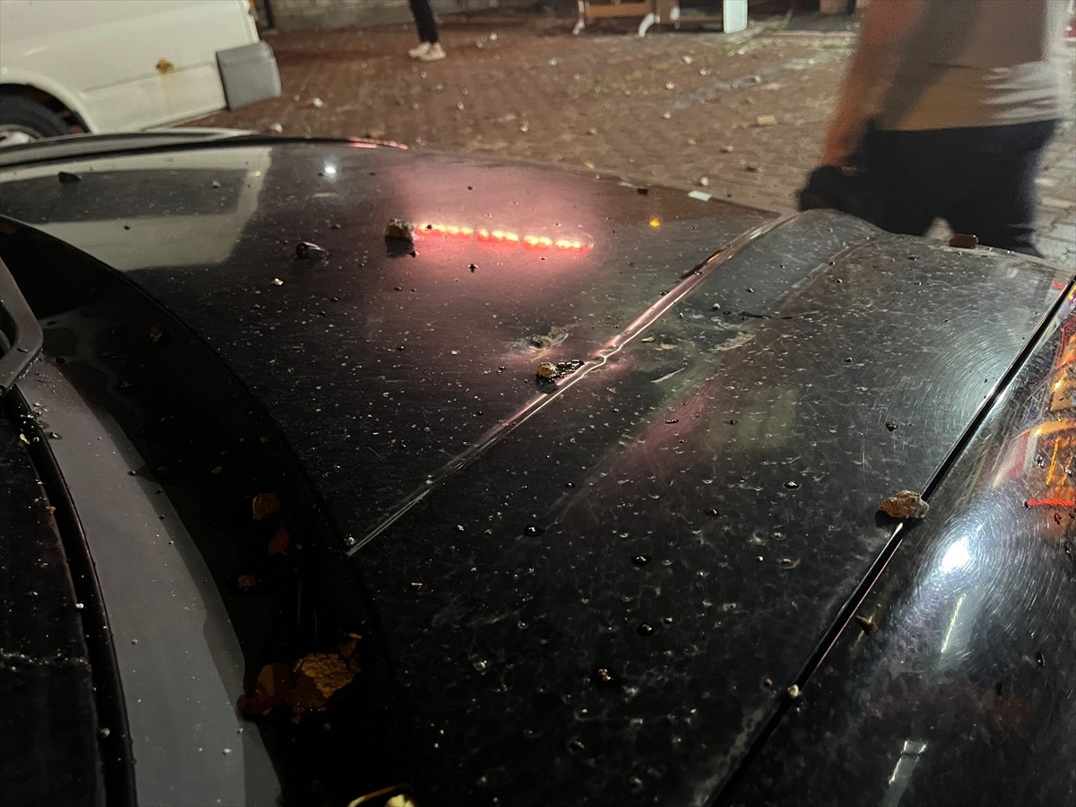 Kayseri'nin Melikgazi ilçesinde 14 katlı apartmanın çatısına yıldırım isabet etmesi sonucu çatıda...