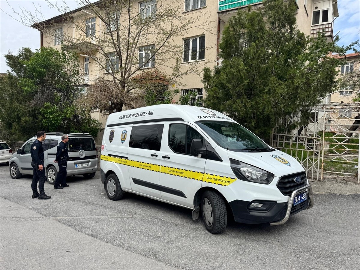 Kayseri'nin Talas ilçesinde bir kişi tartıştığı oğlu tarafından bıçakla öldürüldü. Ekipler olay...