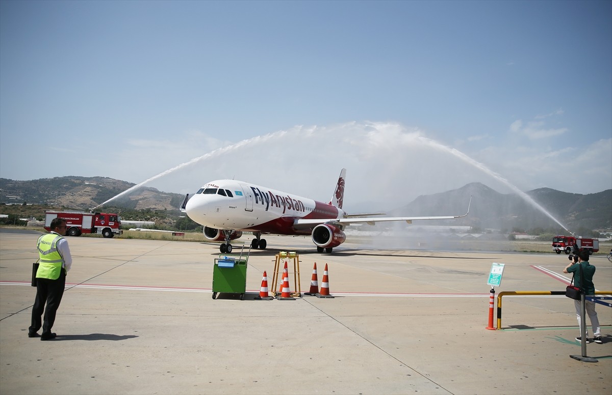 Kazakistan'ın başkenti Astana'dan Antalya'nın Gazipaşa-Alanya Havalimanı'na başlayan ilk charter...