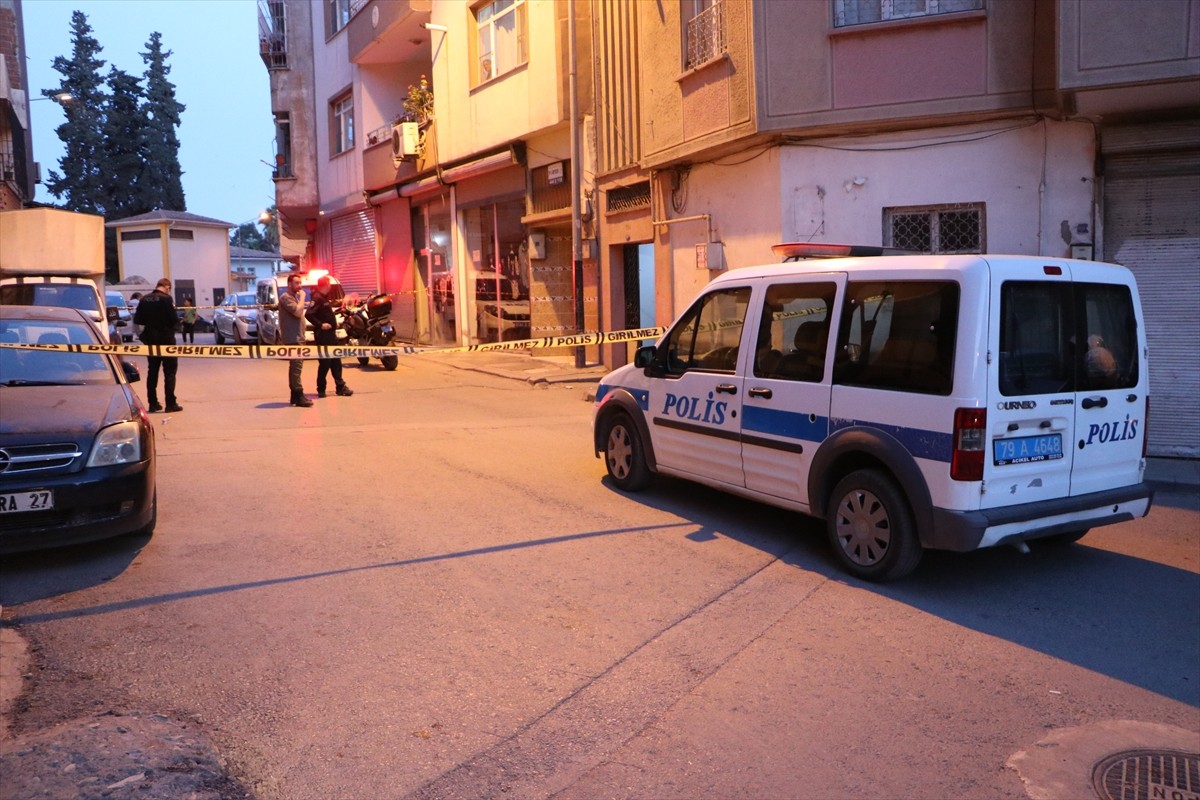 Kilis'te araç park yeri nedeniyle çıkan silahlı kavgada baba ve oğlu yaralandı, şüpheli 2 kardeş...