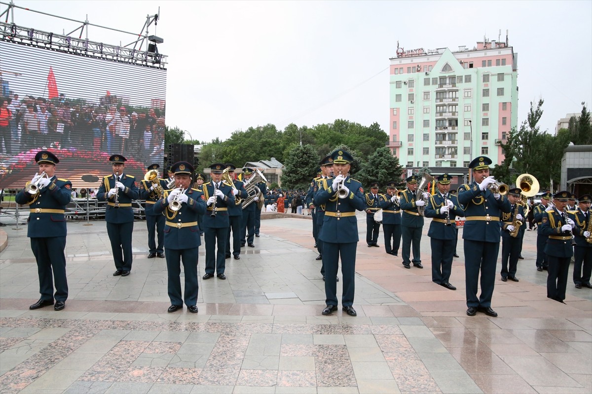 Kırgızistan'da, Sovyetler Birliği'nin (SSCB) İkinci Dünya Savaşı'nda Nazi Almanyası'nı yendiği gün...