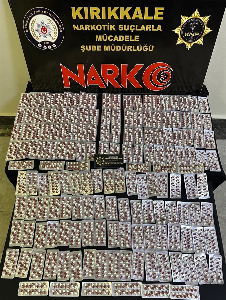 Kırıkkale'de uyuşturucu operasyonunda yakalanan 2 zanlı tutuklandı. Operasyonda, 2 bin 240...