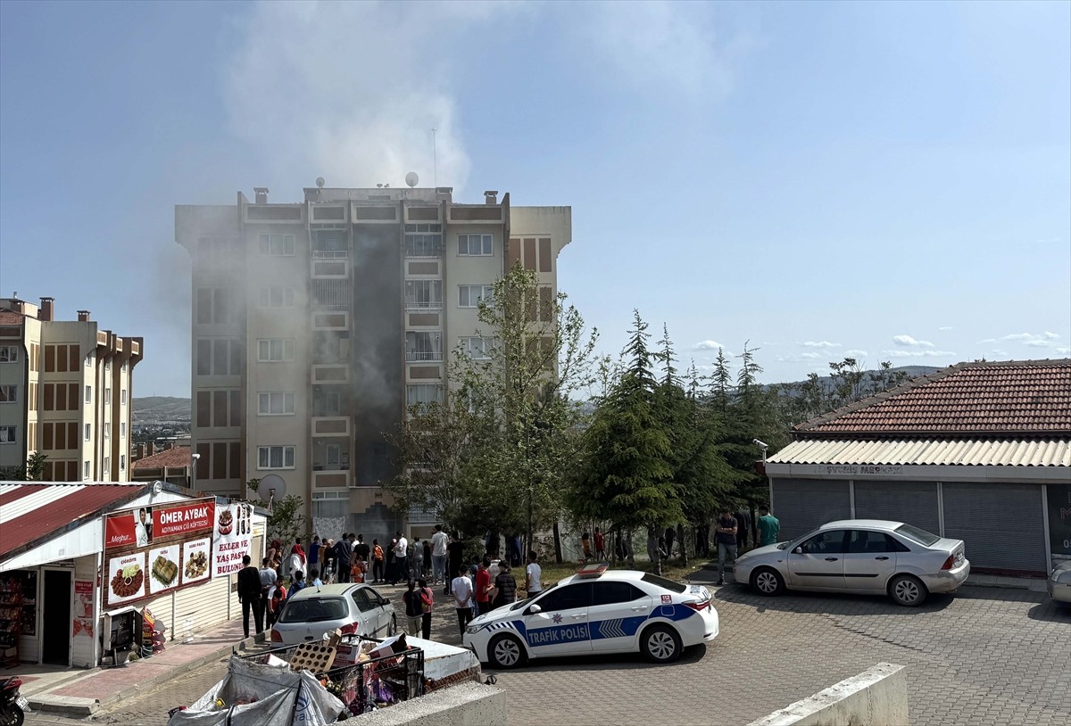 Kırıkkale'nin Yahşihan ilçesinde 7 katlı apartmanda çıkan yangında dumandan etkilenen 6 kişiye...