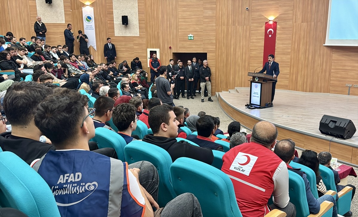 Kırşehir Valiliği ve Ahi Evran Üniversitesi (KAEÜ) işbirliğinde “Depremle Birlikte Yaşam” konulu...