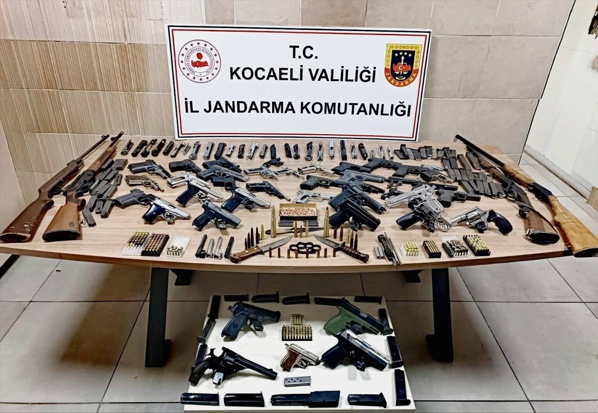 Kocaeli'nin Derince ilçesinde bir ev ve iş yerinde 14 tabanca ve 4 av tüfeği, 28 tabanca üst...