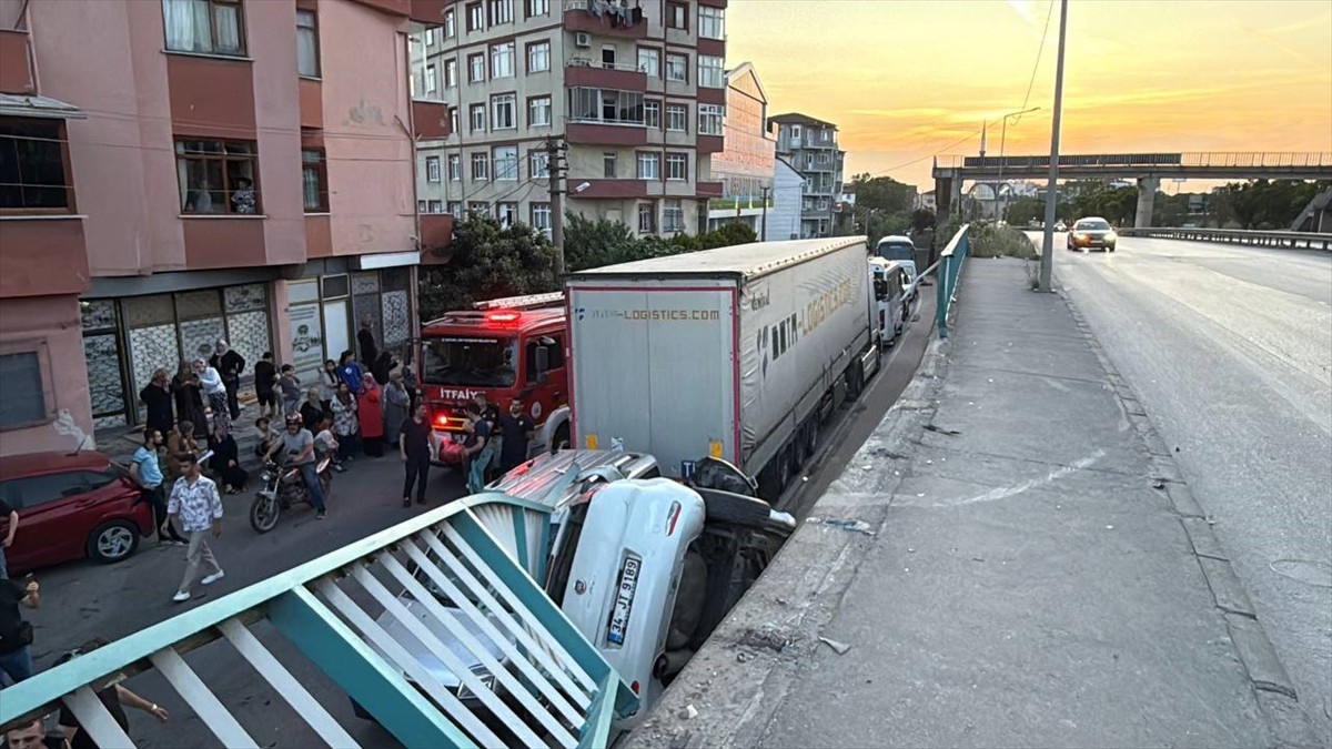 Kocaeli'nin Gebze ilçesinde, istinat duvarından düşerek asılı kalan otomobil 4 araca zarar...