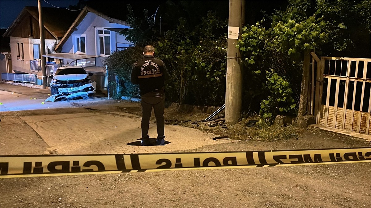 Kocaeli'nin İzmit ilçesinde aracında silahlı saldırıya uğrayan kişi ağır yaralandı.