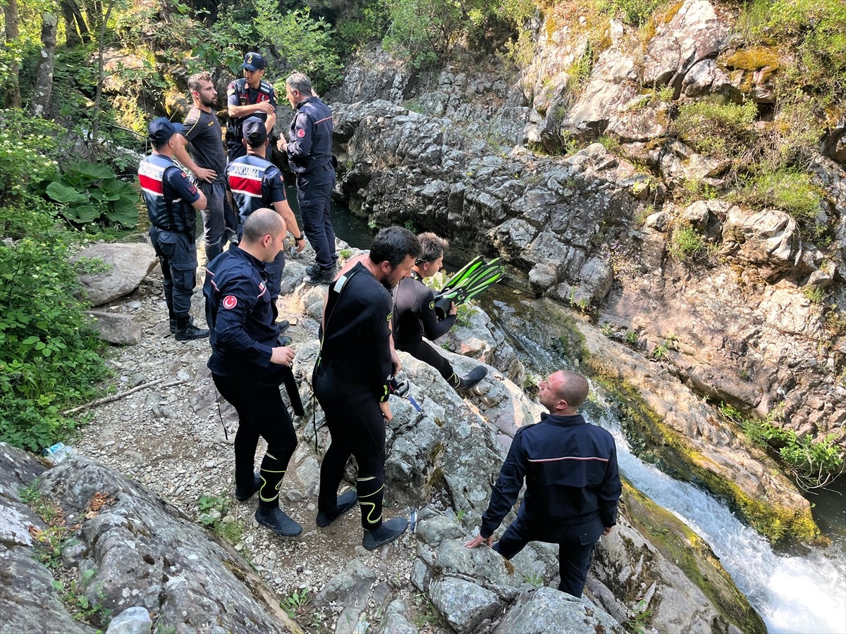 Kocaeli'nin İzmit ilçesinde dereye giren 16 yaşındaki çocuk boğuldu. İhbar üzerine bölgeye...